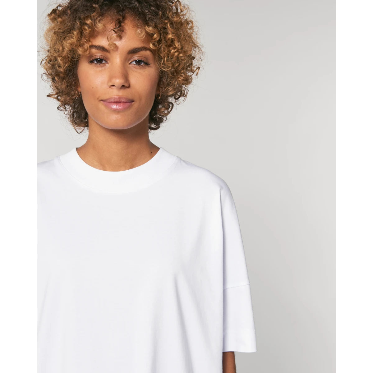 White relaxed fit t-shirts nekline